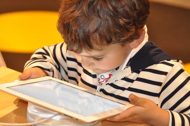 Какие опасности поджидают ребёнка в Интернете? Нужно ли контролировать его виртуальную активность? 